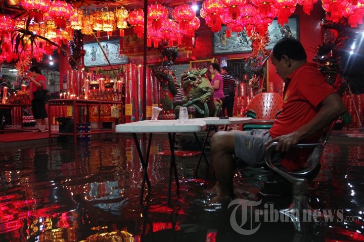 Sembahyang Jelang Imlek Ditengah Genangan Banjir