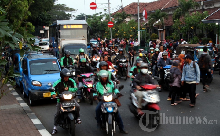 Semrawutnya Depan Stasiun Manggarai
