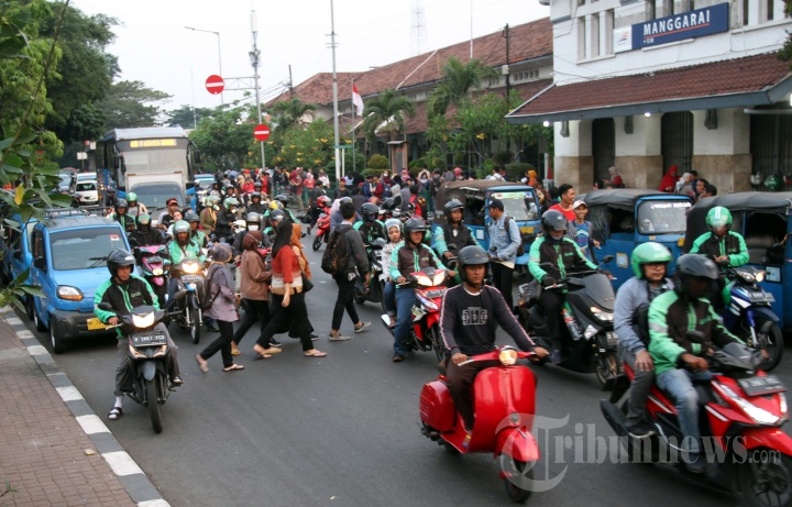 Semrawutnya Depan Stasiun Manggarai