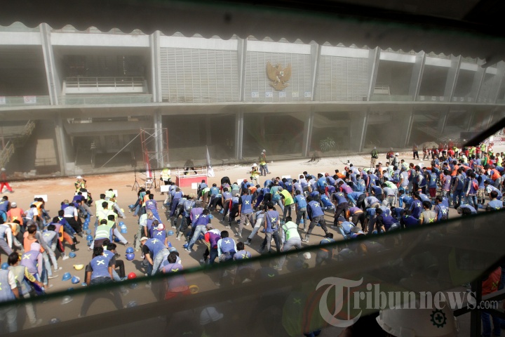Senam Pekerja Renovasi Stadion Utama Gelora Bung Karno