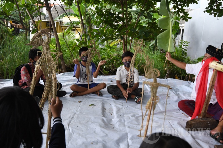 Seniman Ludruk Meimura Ajak Anak-anak Bermain Wayang Suket