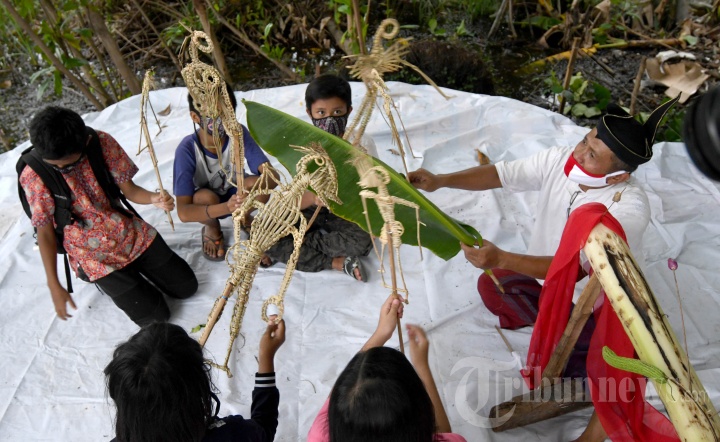 Seniman Ludruk Meimura Ajak Anak-anak Bermain Wayang Suket