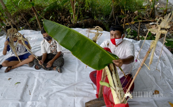 Seniman Ludruk Meimura Ajak Anak-anak Bermain Wayang Suket