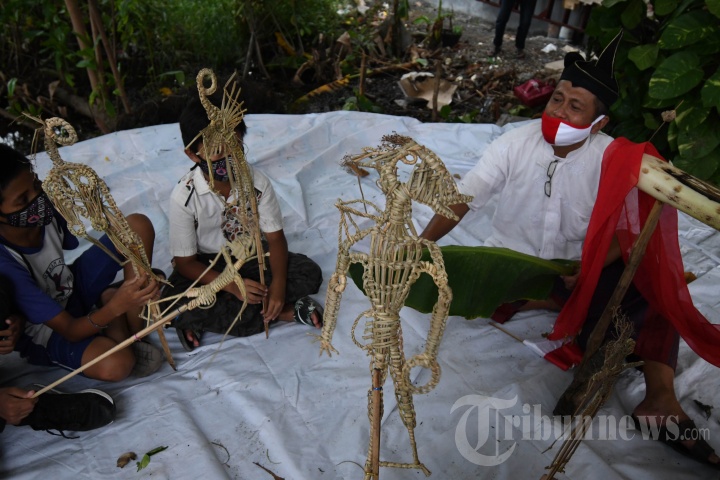 Seniman Ludruk Meimura Ajak Anak-anak Bermain Wayang Suket