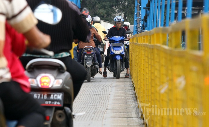 Sepeda Motor Kembali Bisa Melintas Jembatan Gantung