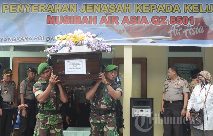 Serah Terima 3 Jenazah Korban AirAsia QZ8501
