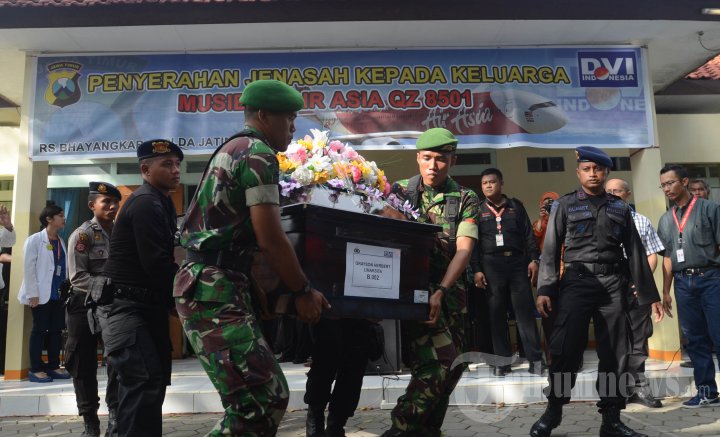 Serah Terima 3 Jenazah Korban AirAsia QZ8501