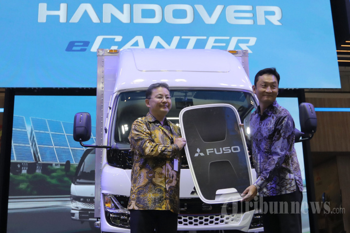 Serah Terima Unit Pertama eCanter