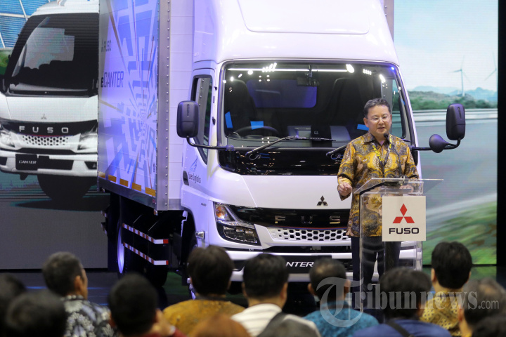 Serah Terima Unit Pertama eCanter