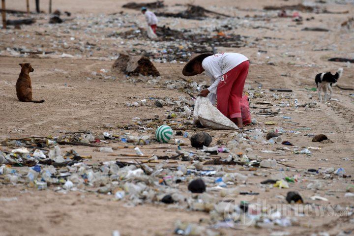 Serbuan Sampah Ancam Keindahan Pantai Bali