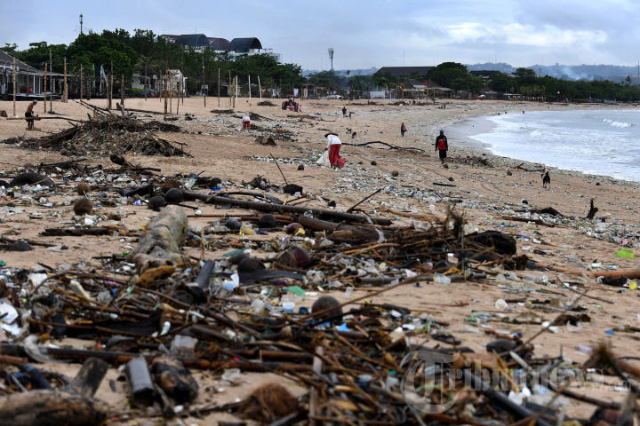 Serbuan Sampah Ancam Keindahan Pantai Bali