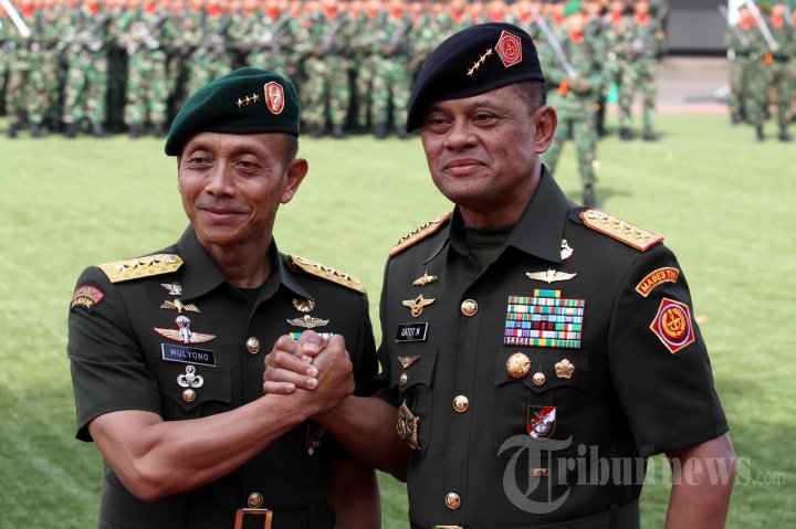 Panglima TNI Jenderal Gatot Nurmantyo (kanan) melakukan salam komando dengan Kepala Staf Angkatan Darat (KSAD) Letnan Jenderal TNI Mulyono (kiri) usai sertijab KSAD di Mabesad, Jakarta, Rabu (15/7/2015). Letjen TNI Mulyono menggantikan KSAD sebelumnya Jenderal Gatot Nurmantyo yang menjabat Panglima TNI. 