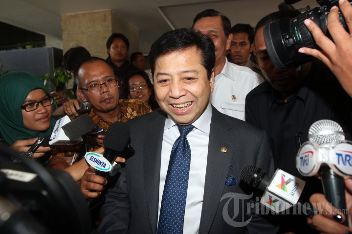 Setya Novanto Berikan Surat Keputusan Paripurna DPR
