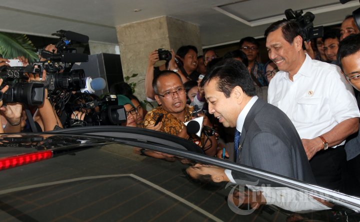 Setya Novanto Berikan Surat Keputusan Paripurna DPR