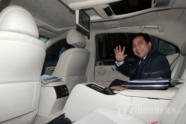 Setya Novanto Berikan Surat Keputusan Paripurna DPR