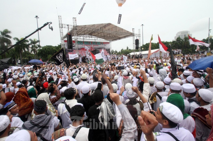 Shalat Jumat Aksi Damai 212 di Monas