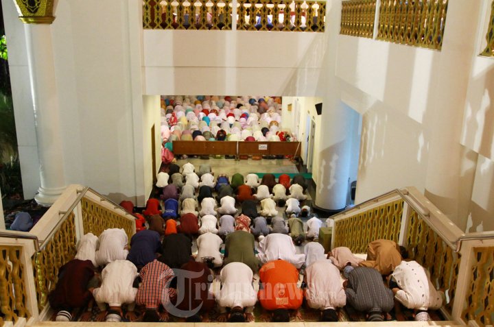 Shalat Tarawih di Masjid Agung Mujahidin Pontianak