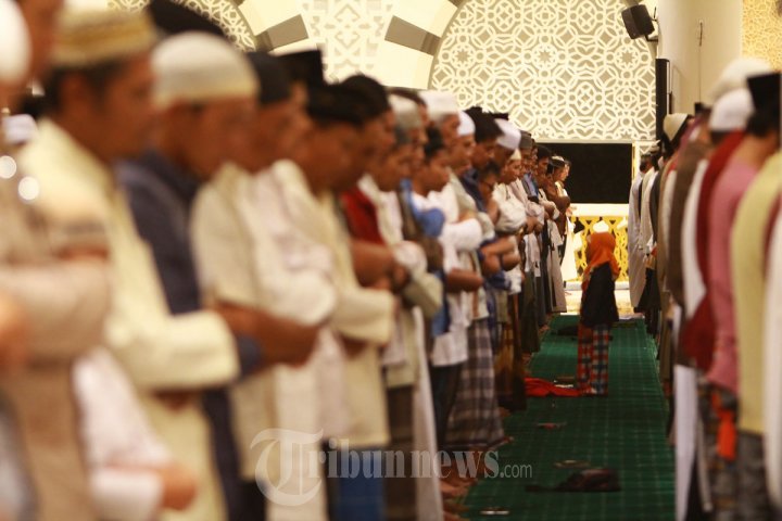 Shalat Tarawih di Masjid Agung Mujahidin Pontianak