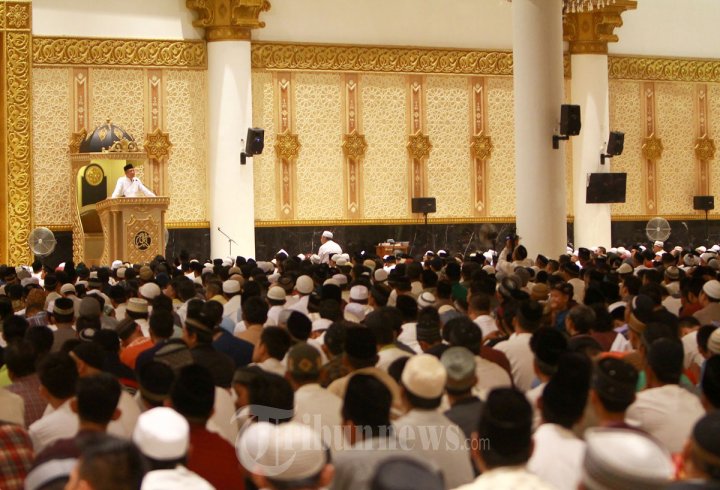 Shalat Tarawih di Masjid Agung Mujahidin Pontianak