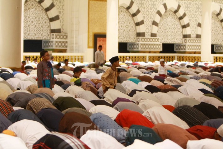 Shalat Tarawih di Masjid Agung Mujahidin Pontianak
