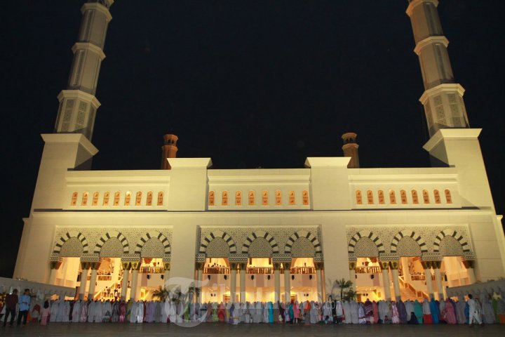 Shalat Tarawih di Masjid Agung Mujahidin Pontianak