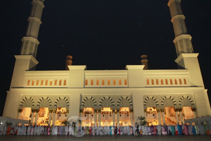Shalat Tarawih di Masjid Agung Mujahidin Pontianak
