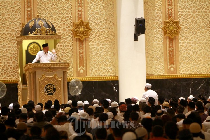 Shalat Tarawih di Masjid Agung Mujahidin Pontianak