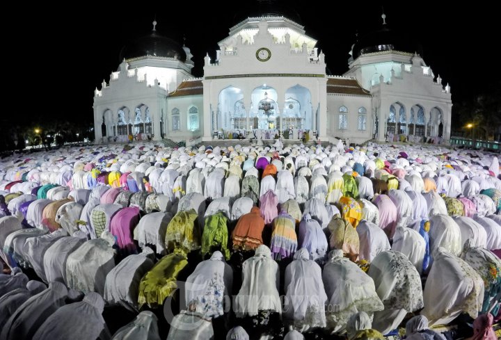 Shalat Tarawih di Masjid Raya Baiturrahman