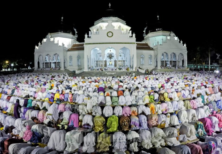 Shalat Tarawih di Masjid Raya Baiturrahman