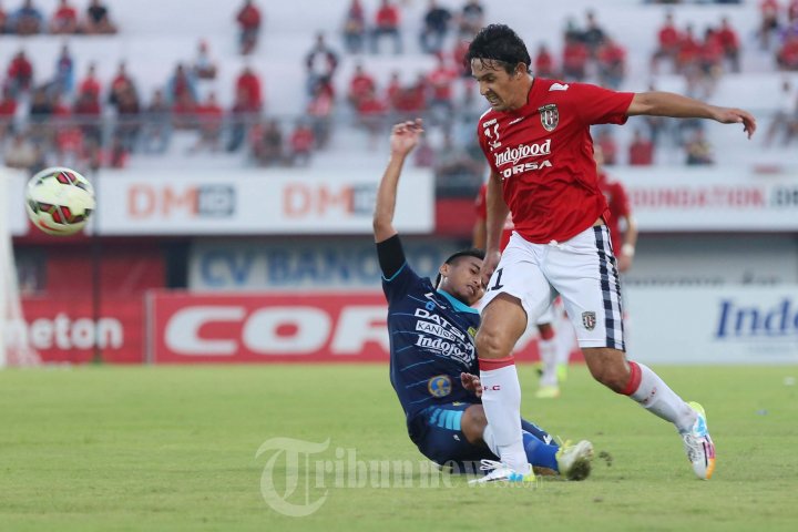 Silvio Escobar Berusaha Hindari Tekelan Pemain Persib