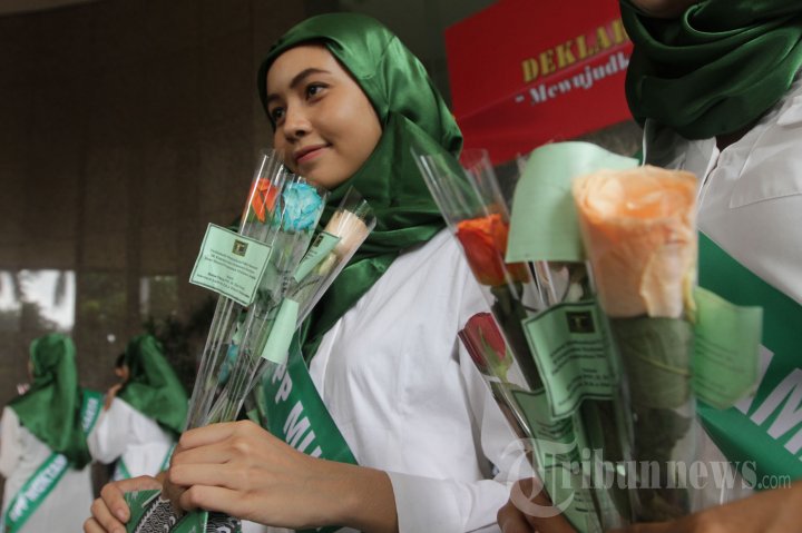 Simpatisan Cantik PPP Bagikan Bunga di Kemenkum HAM