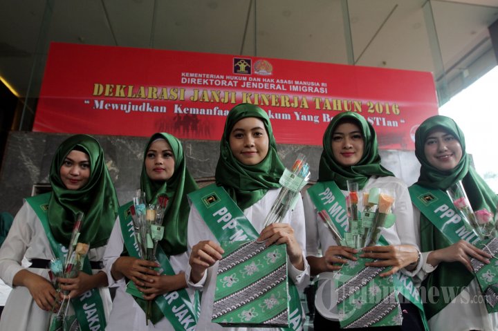 Simpatisan Cantik PPP Bagikan Bunga di Kemenkum HAM