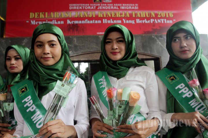 Simpatisan Cantik PPP Bagikan Bunga di Kemenkum HAM