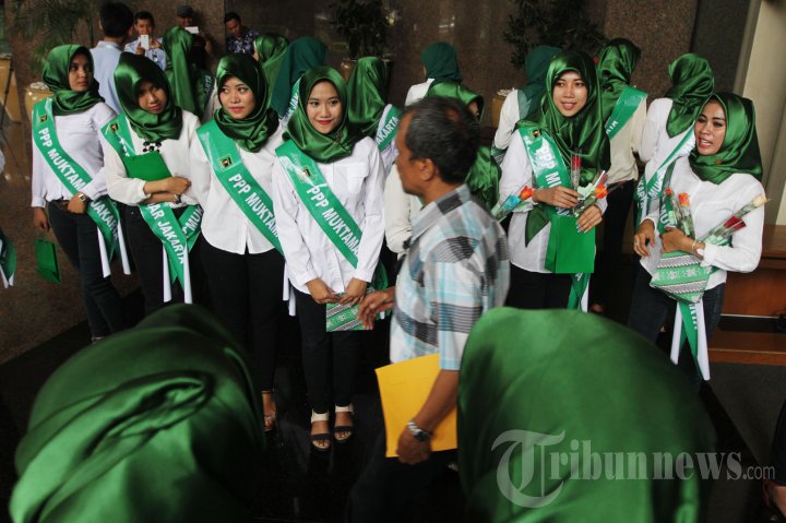 Simpatisan Cantik PPP Bagikan Bunga di Kemenkum HAM