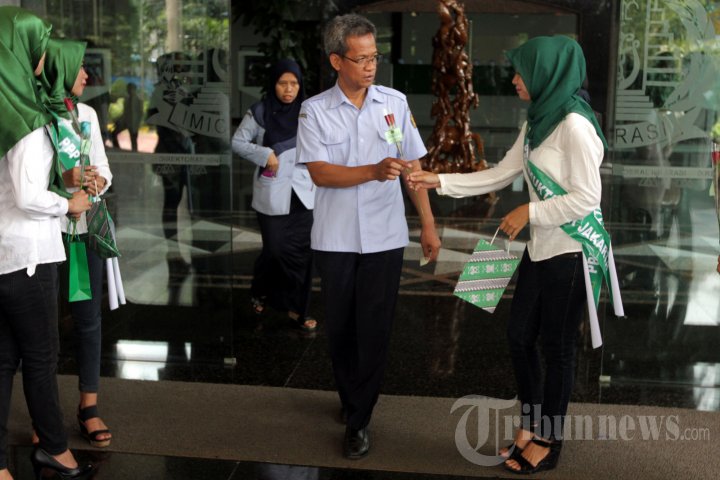 Simpatisan Cantik PPP Bagikan Bunga di Kemenkum HAM