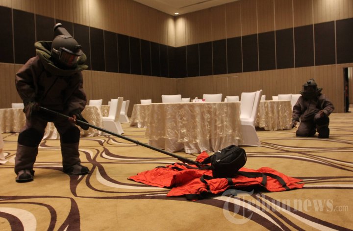 Simulasi Teror Bom Di Hotel Crowne Semarang