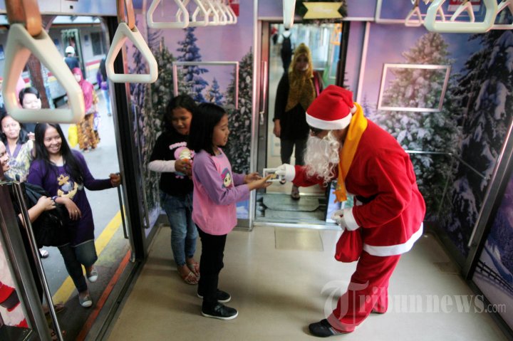 Sinterklas Di Commuterline Pada Hari Natal
