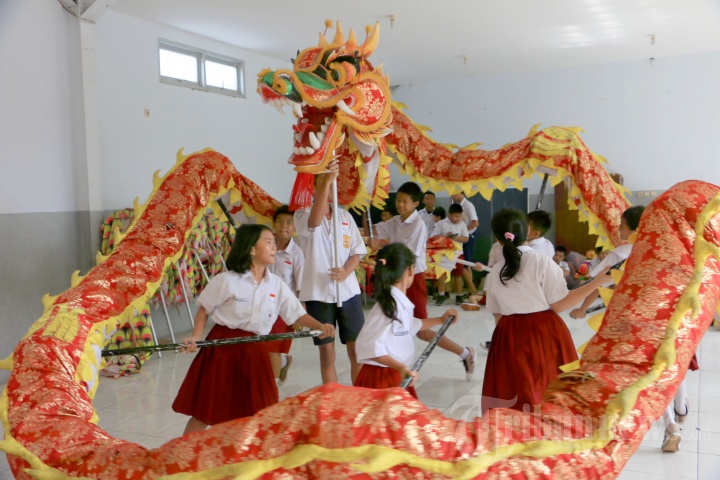 Siswa SD dan SMP Kucup Melati Berlatih Barongsai Sambut Imlek