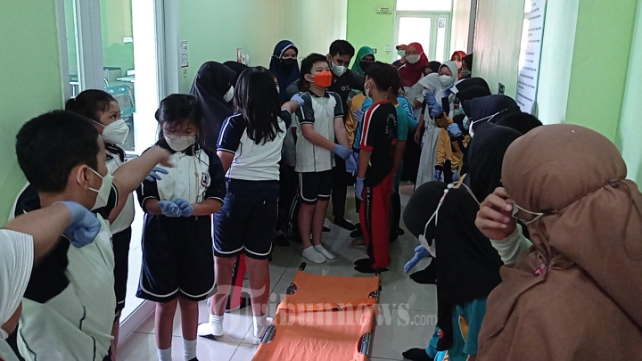 Siswa SD Tengerang Mengikuti Pelatihan Dokter Cilik