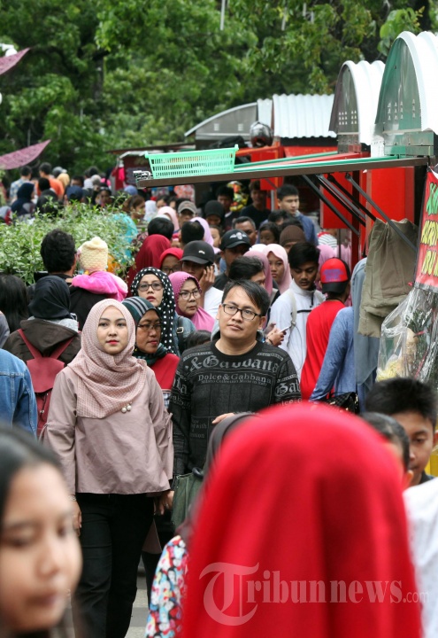 Skywalk Cihampelas Dipadati Warga Bandung