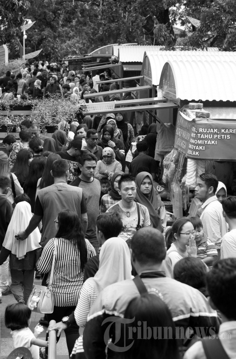 Skywalk Cihampelas Dipadati Warga Bandung