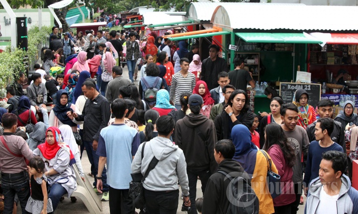 Skywalk Cihampelas Dipadati Warga Bandung