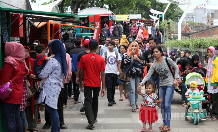 Skywalk Cihampelas Dipadati Warga Bandung