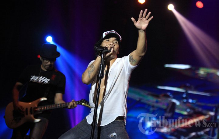 Slank Semarakkan Konser The Uncorrupted di Bandung