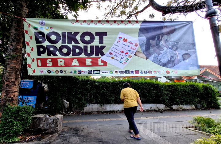 Spanduk Boikot Produk Israel di Bandung