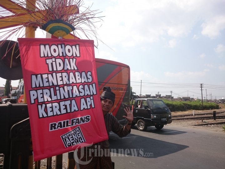 Spanduk Himbauan Perlintasan Palang Pintu KA