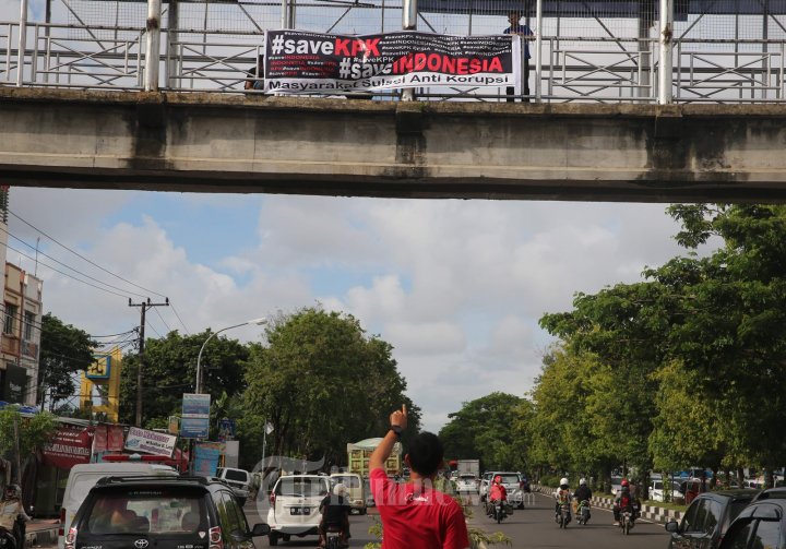 Spanduk Save KPK Terpasang di JPO Makassar