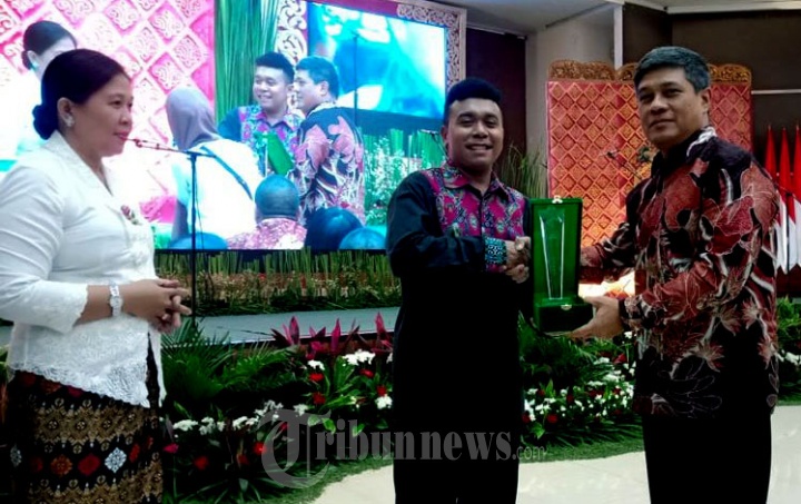 Stafsus Presiden Terima Anugerah Terima Kasihku Kepadamu 2020 PW