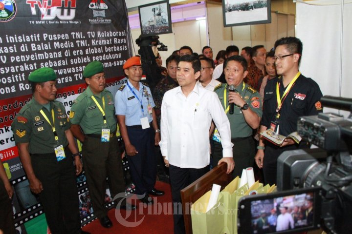 Stand Pameran Puspen TNI Dikunjungi Menteri PAN