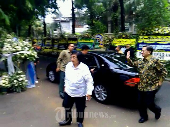 Suasana Pelayat Dirumah Duka Susi Pudjiastuti